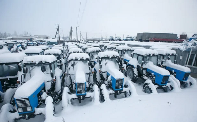 трактор в зимний период